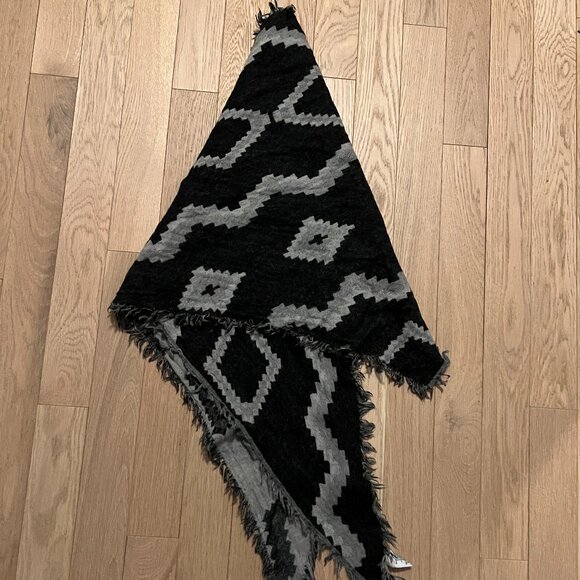 Aritzia Wilfred Faroe Merino Wool Triangle Scarf Black/Grey - Picture 1 of 3